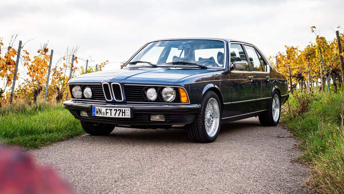 Cette voiture des années 70 est un modèle d&rsquo;élégance sur la route 🚗✨